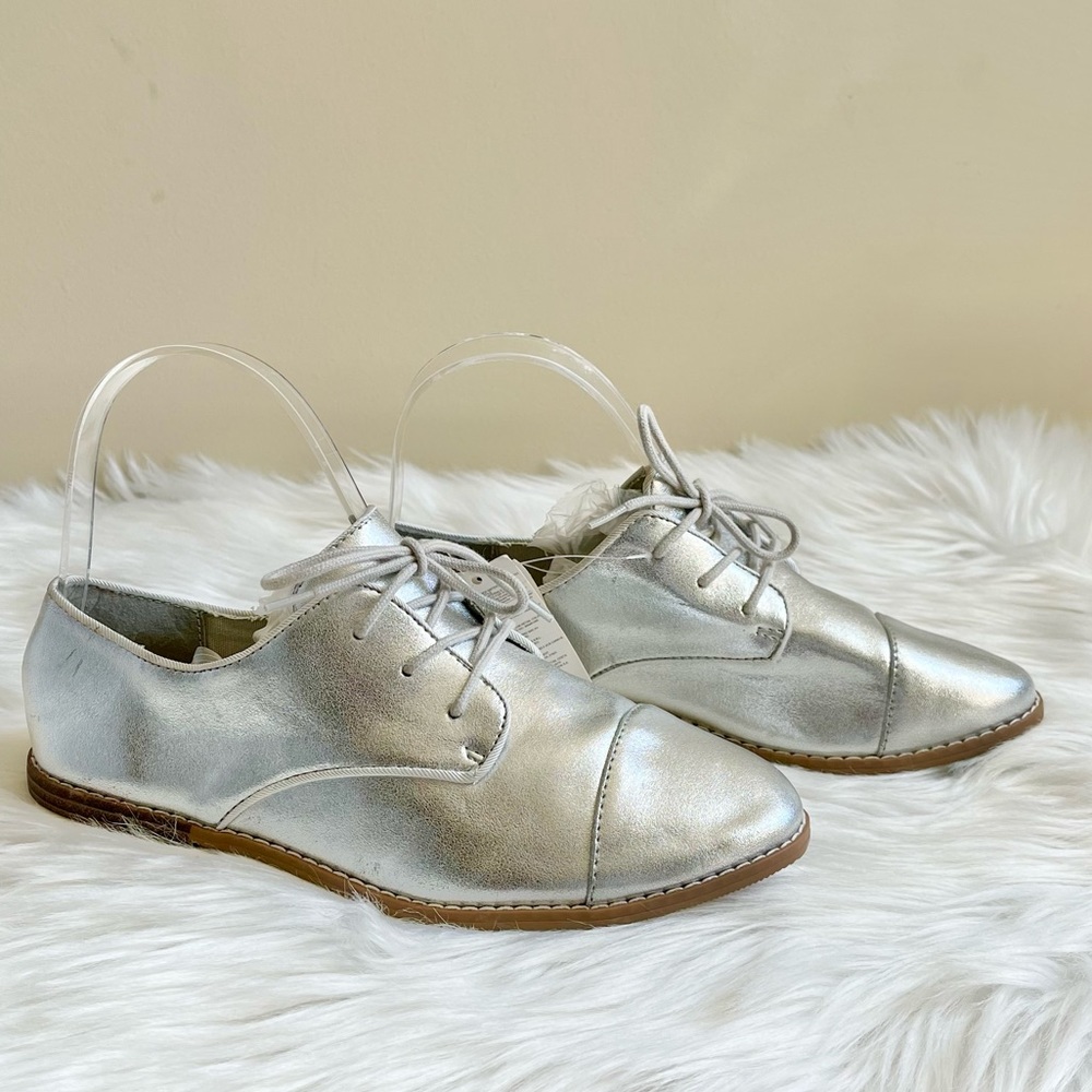 NWT Gap Silver Shoes - Picture 3 of 7